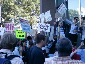 The crowd gathers closer near the Stephens Building. (Photo by Sitton)